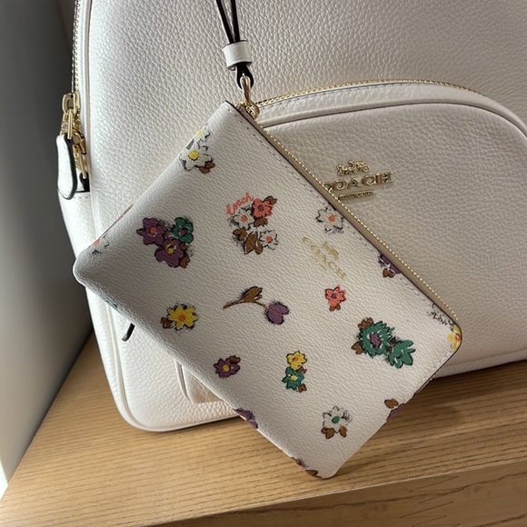 Coach Corner Zip Wristlet With Spaced Floral Field Print
IM/Chalk Multi - Picture 10 of 16